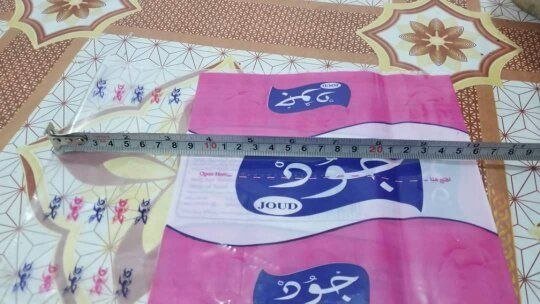علب مطبوعة ملونة على خلفية داكنة