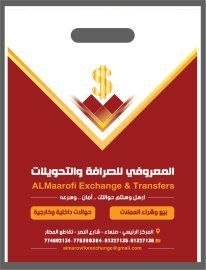 علب مطبوعة ملونة على خلفية داكنة