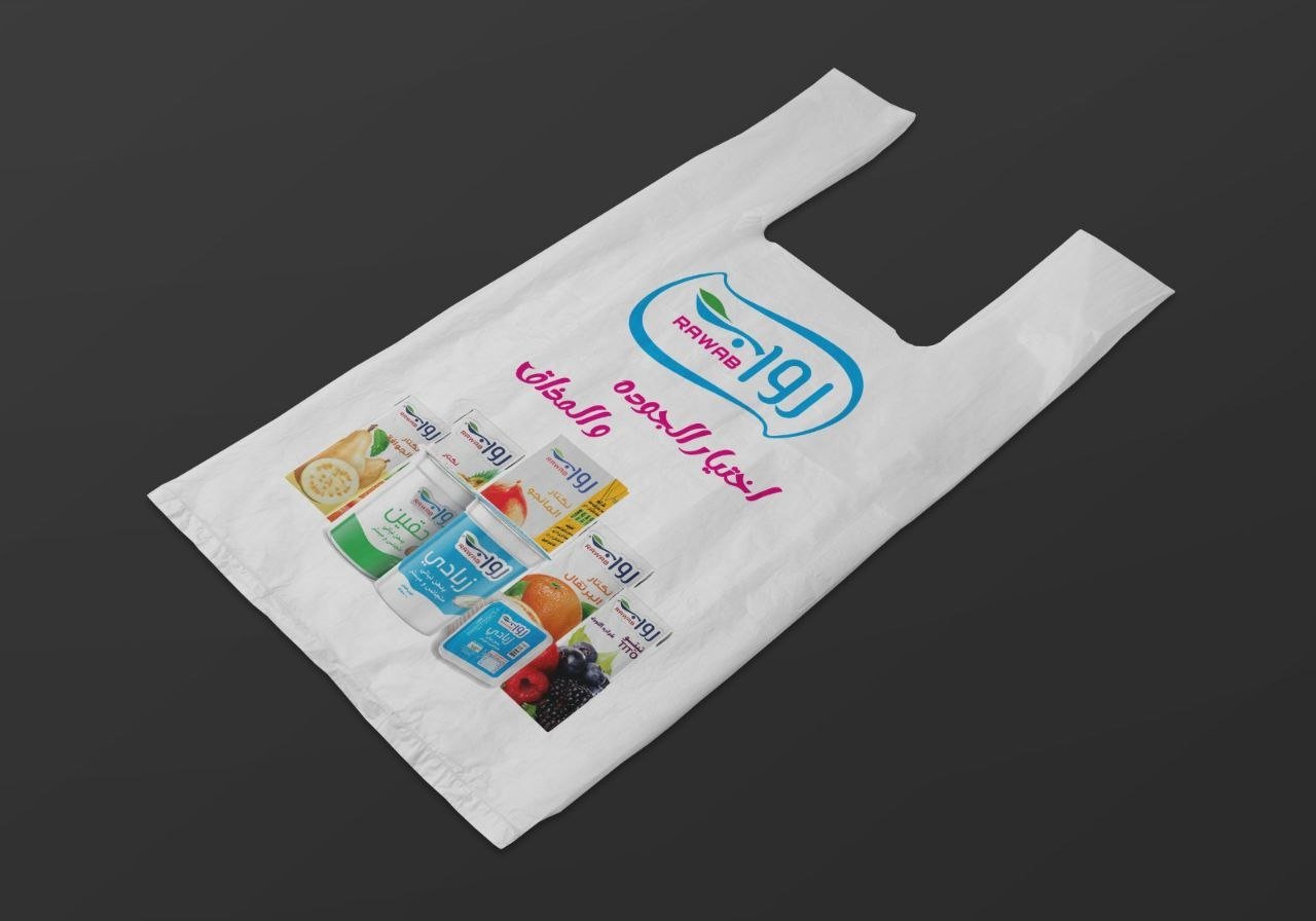علب مطبوعة ملونة على خلفية داكنة