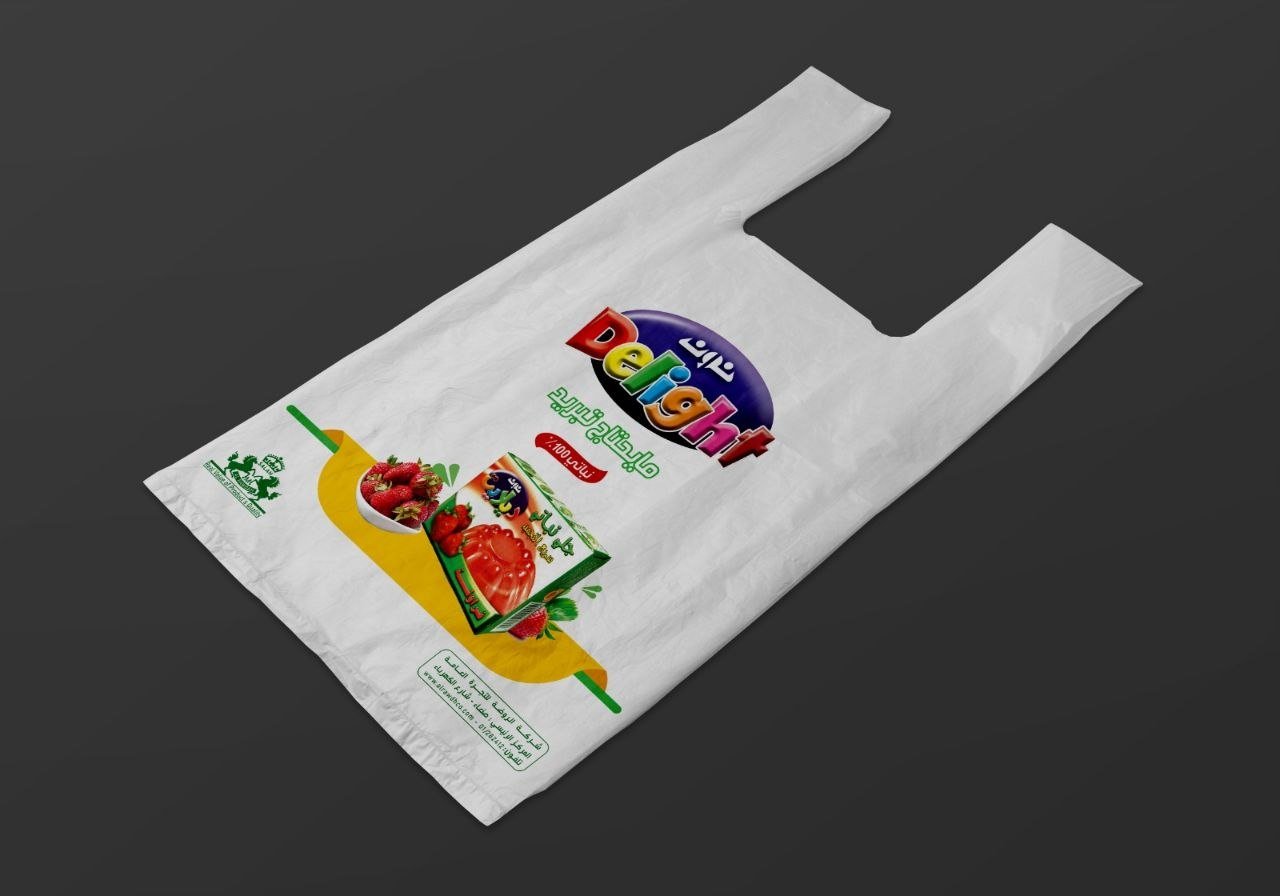 علب مطبوعة ملونة على خلفية داكنة