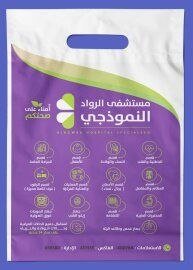 علب مطبوعة ملونة على خلفية داكنة