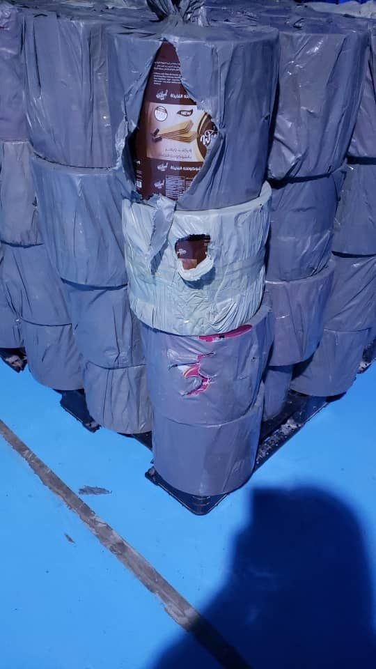 علب مطبوعة ملونة على خلفية داكنة